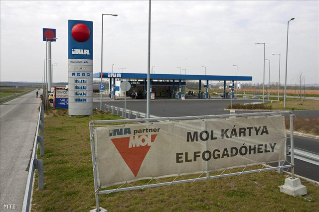 A Mol által üzemeltetett INA-benzinkút az M7-es autópályánál, Zalakomár közelében