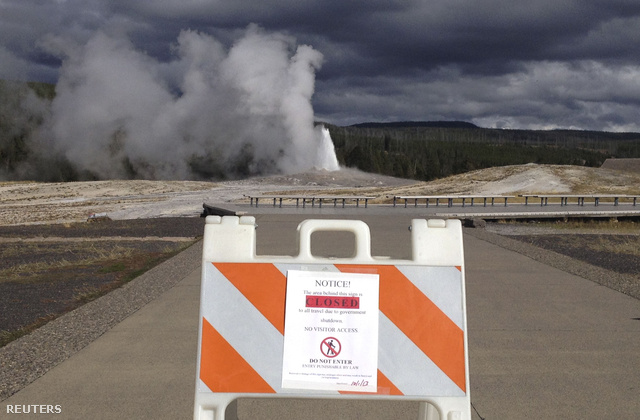 Látogatók elől elzárt gejzír a Yellowstone Nemzeti Parkban