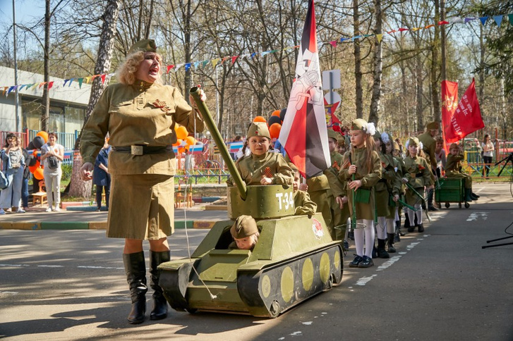 Katonai egyenruhába öltözött gyerekek Krasznogorszk város győzelem napi ünnepségein 2019-ben