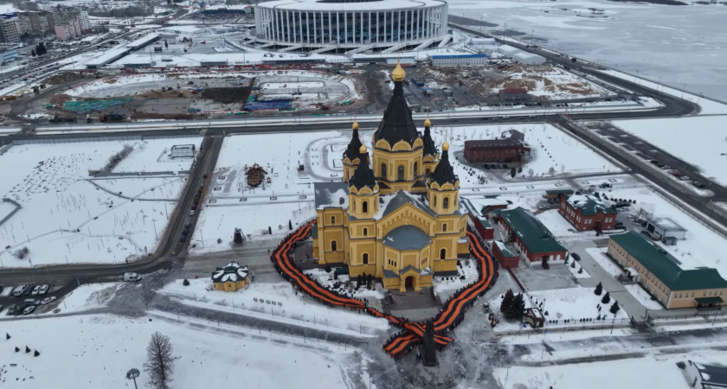 Ezer ember körbeveszi az Alekszandr Nyevszkij székesegyházat Nizsnyij Novgorodban egy 300 méter hosszú Szent György szalaggal 2022 végén