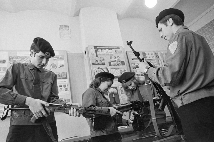 Az úgynevezett “alapvető katonai felkészülés” órái a szovjet iskolákban
