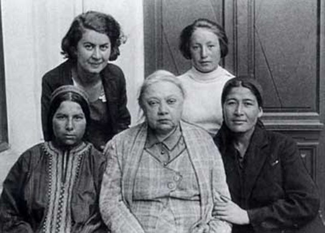 Nagyezsda Krupszkaja (középen) időskorában