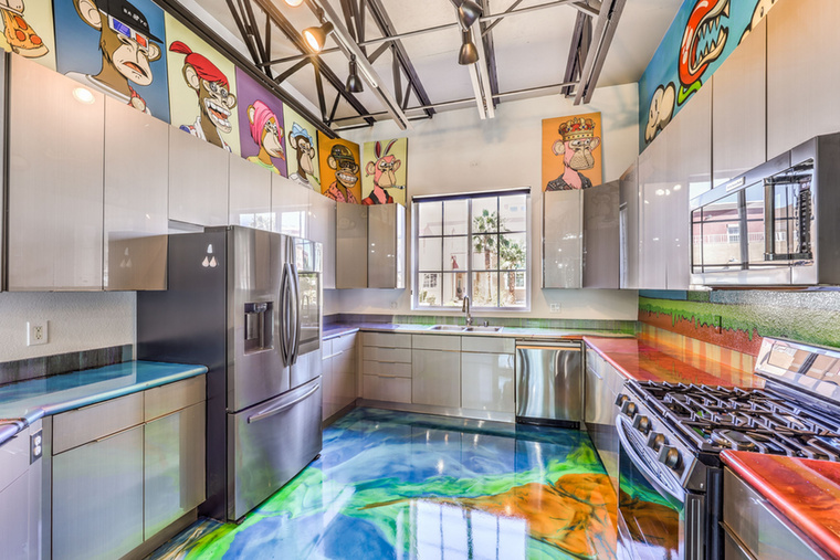 A konyha sem képez kivételt, ugyanis a színes márványpadló mellett több pop-art stílusú fotó is látható