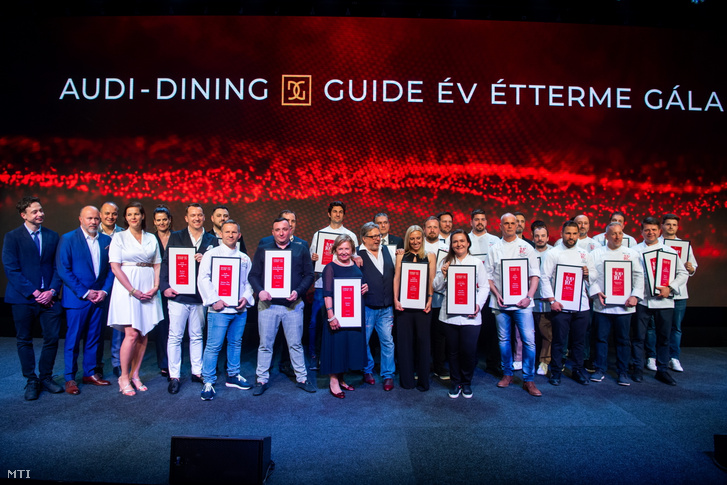 Díjazottak és a díjak átadói az Audi – Dining Guide Év Étterme díjátadó gálán a Várkert Bazárban 2023. május 22-én