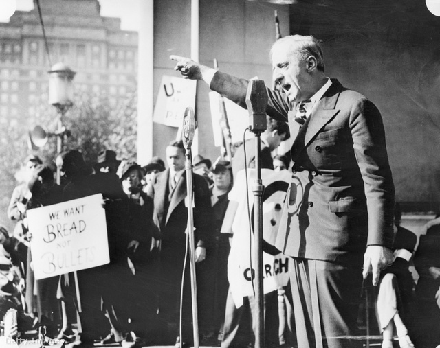 Smedley Butler dandártábornok (1881–1940) egy veterán demonstráción beszél