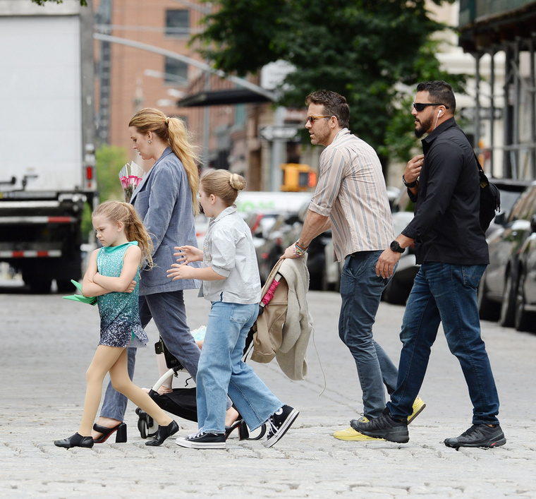 Ryan Reynolds ezúttal három lányával és feleségével, Blake Livelyvel sétálgatott New York utcáin, ahova a család testőre is velük tartott