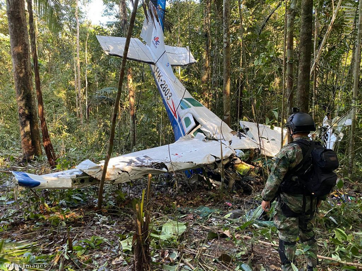 A kolumbiai dzsungelben lezuhant repülőgép roncsai 2023. május 19-én