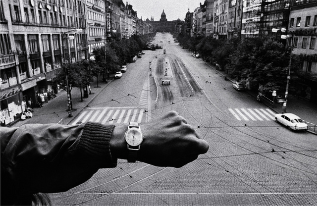 Josef Koudelka leghíresebb felvétele: az óra azt az időt mutatja, amikor behatoltak Prágába a szovjet tankok