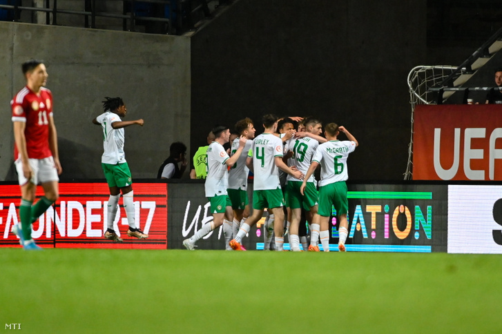 Ír játékosok gólöröme a férfi labdarúgó U17-es Európa-bajnokság A csoportjának harmadik csoportkörében játszott Magyarország–Írország-mérkőzésen a felcsúti Pancho Arénában 2023. május 23-án