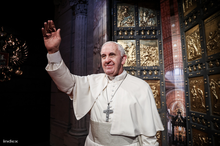 A New York-i mellett kizárólag a magyar kiállításon látható Ferenc pápa viaszszobra, amelyet a katolikus egyházfő idei magyarországi látogatása alkalmából készítettek.