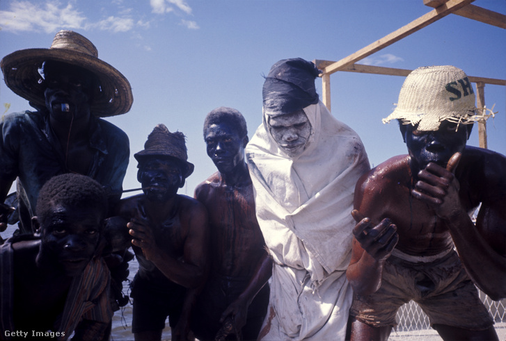 Zombinak öltözött haiti férfiak rituálé előadása közben 1980-ban