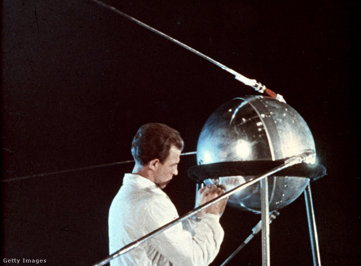 Egy szovjet technikus munkálatokat végez a Szputnyik 1 műholdon