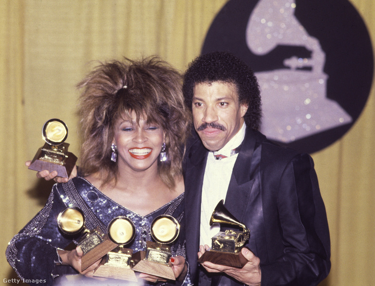 Tina Turner és Lionel Ritchie 1980-ban a Grammy-díjaikkal