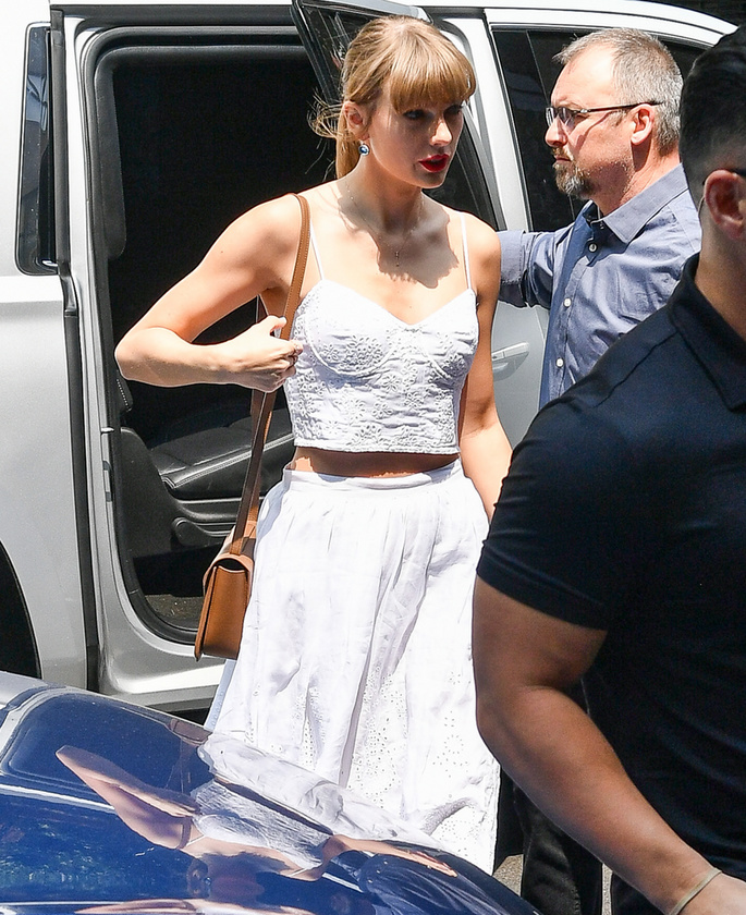 Taylor Swiftnek a The Eras című turnéja még javában tart ám az énekesnőt a napokban stúdiója előtt látták