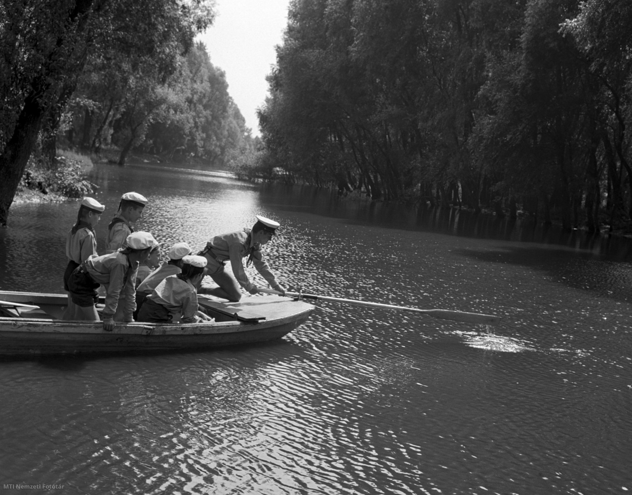 Dunavecse, 1960. augusztus 8. A sztálinvárosi Búvár Kund úttörőcsapat tagjai evezés oktatáson vesznek részt a vecsei szigeti táborban, ahol készülnek az úttörőpróbákra, csónakot javítanak és a vizijártassági vizsgák anyagát tanulják.