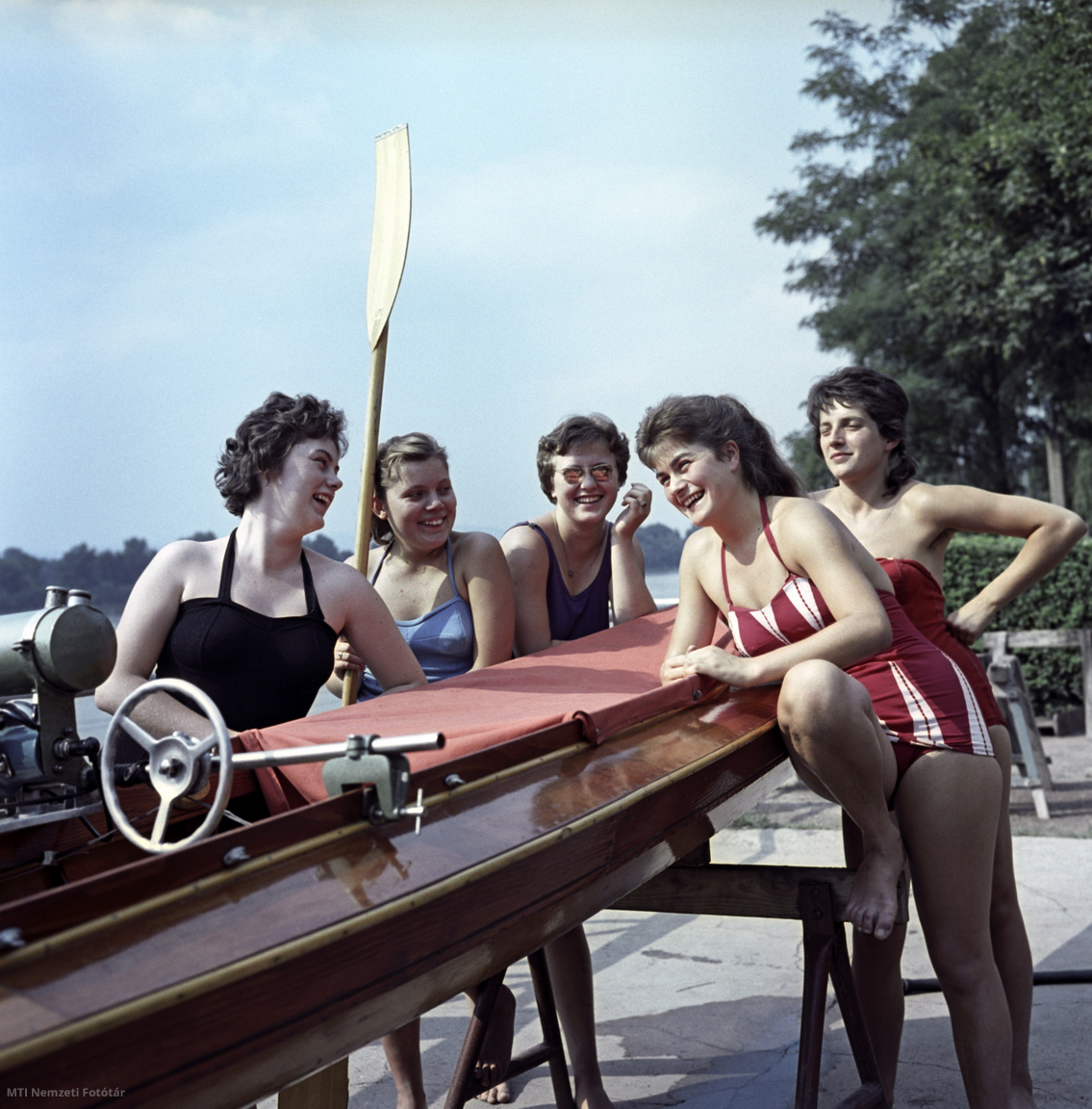 Budapest, 1960. július 20. Strandoló nők egy Duna-parti csónakházban.
