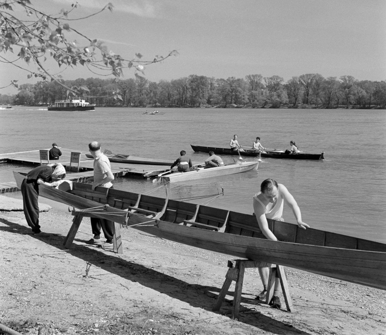 Budapest, 1961. április 9. Az idény első evezői a Dunán. Vasárnap már nagy lendülettel folyt a csónakok rendbetétele és kipróbálása a Római-parton.