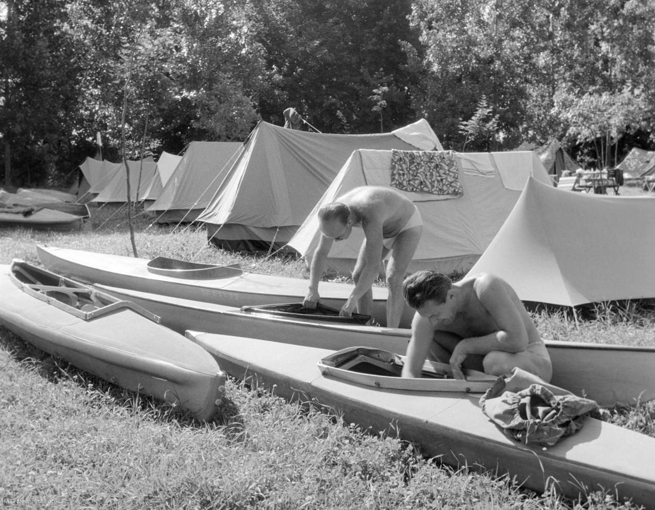 Szentendre, 1963. június 23. A Magyar Természetbarát Szövetség vízitúrázó szakosztályának tagjai a dunai evezéshez készítik elő a kajakokat a szentendrei Pap-szigeten lévő táborukban.