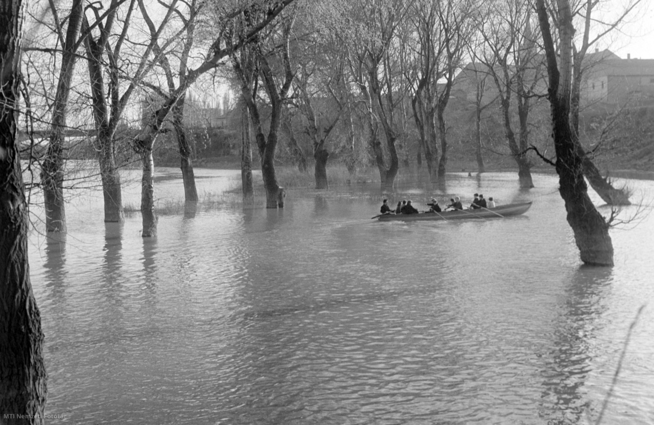 Sárospatak, 1968. április 5. A sárospataki úttörőház vízi úttörői a megáradt Bodrogon csónakáznak.