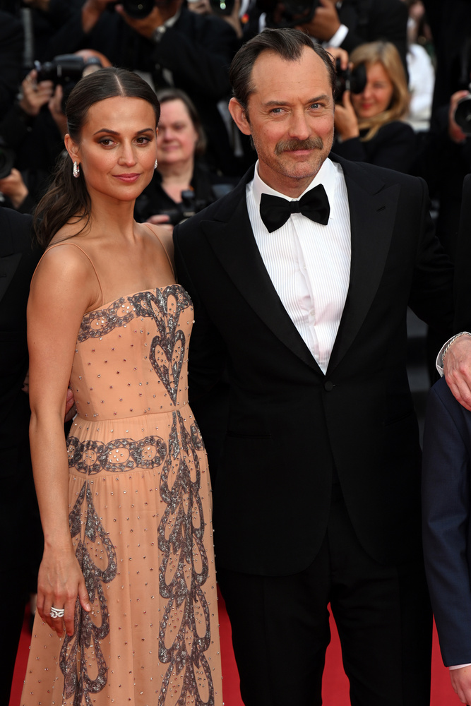 Alicia Vikander és Jude Law legújabb közös filmük, a Fireband című történelmi filmdrámájuk vetítése miatt álltak össze egy fotóra.&nbsp;