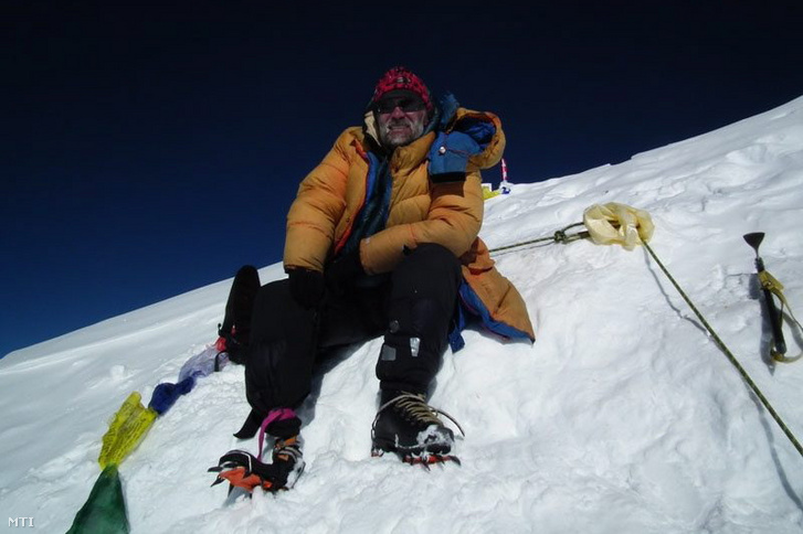 Erőss Zsolt a 8516 méter magas Lhoce csúcsán 2011. május 21-én