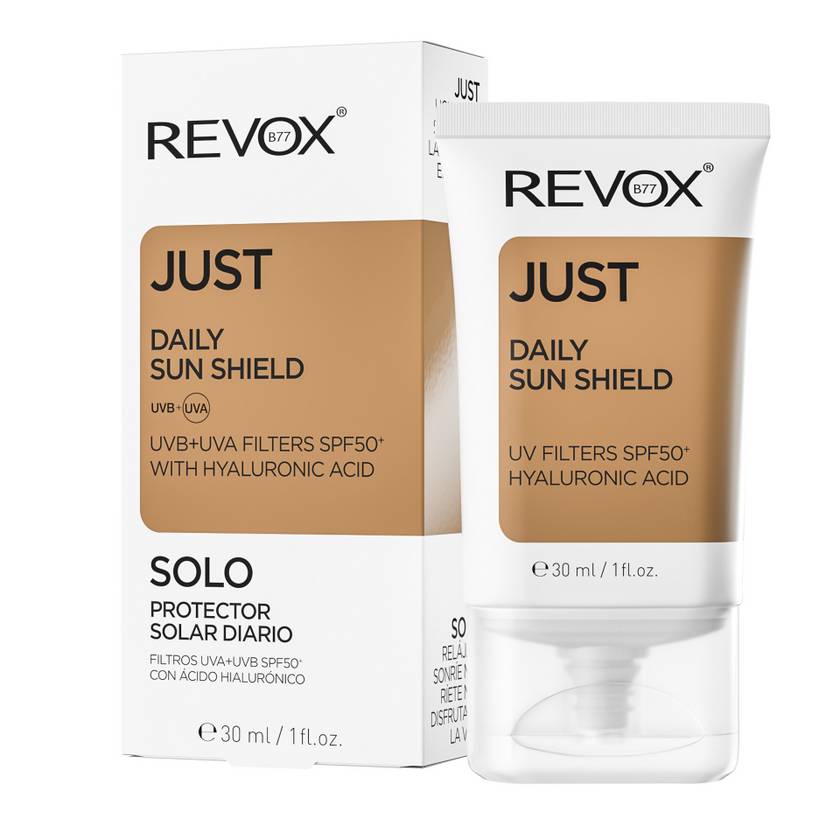 Szerkesztőségünkben többen is a Revox Daily Sun Shield SPF50-es termékére szavaznak. Erős fényvédő hatással bír és hialuronsavat is tartalmaz, így hidratálja is a bőrt. Nem ragad, nem zsírosít, ezért tökéletes sminkalap. 3299 forintba kerül a drogériákban.