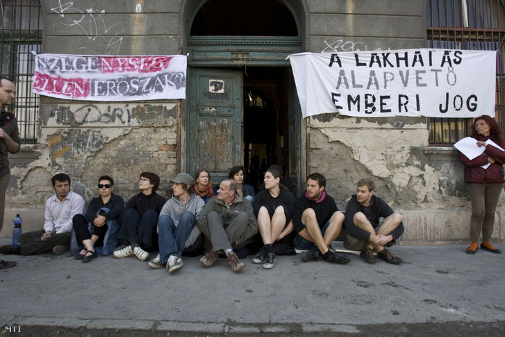 A Város Mindenkié csoport aktivistái élőlánccal tiltakoznak egy ferencvárosi család elhelyezés nélküli kilakoltatása ellen 2012. május 13-án