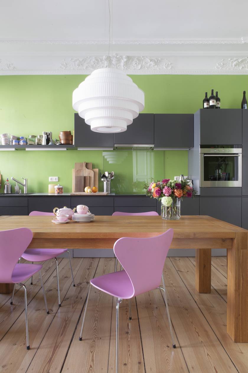 Egy standard, sötét szürke bútor fagyiszínekkel kombinálva: a zöld és a puncsszín különleges összhatást teremt.