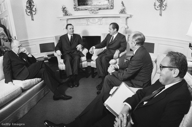 Balról jobbra: Anatolij Dobrinyin, Richard Nixon, Andrej Gromiko, William P. Rogers és Henry Kissinger