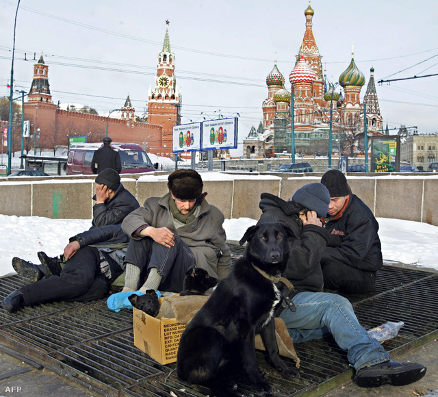 Hajléktalanok melegednek egy szellőzőrácson, Moszkvában a Kreml előtt
