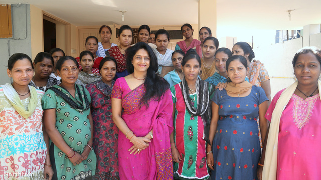 Várandós béranyák Nayana Patel anandi klinikáján, középen rózsaszínben Nayana Patel mosolyog