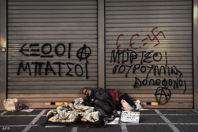 Hajléktalan férfi alszik Athén központjában