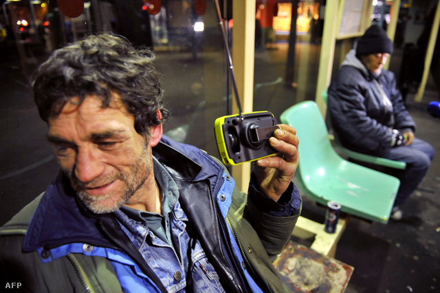 Egy szolidaritási akció keretében ezer darab rádiót osztottak szét Párizs otthontalanjainak 2012 karácsonyán