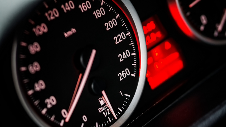 A sebességmérők helyes üzemben csalnak valamennyit felfelé - A kép illusztráció - Fotó: BMW