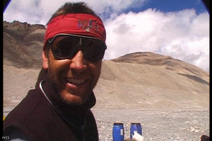 Gárdos Sándor a Magyar Millenniumi Mount Everest Expedíció orvosa 2001. októberében, a Mount Everest meghódítására tett kísérlet közben