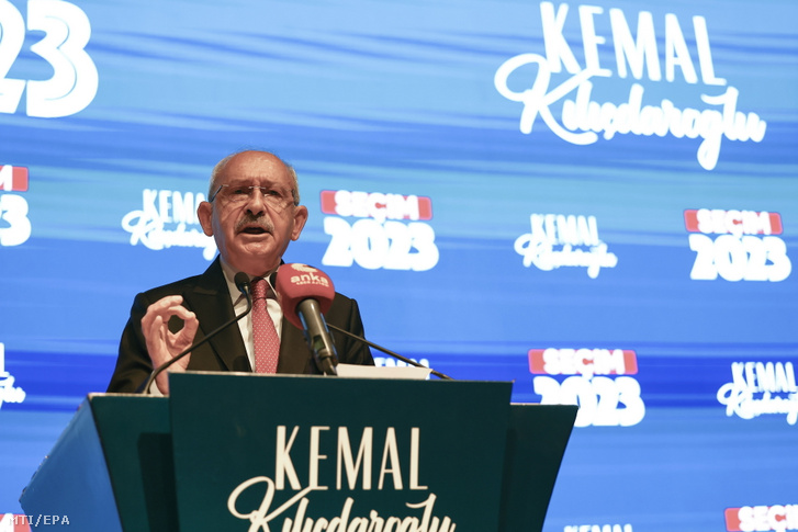 Kemal Kilicdaroglu, a török ellenzéki Köztársasági Néppárt (CHP) elnöke, a hatpárti ellenzéki szövetségnek, a Nemzet Szövetségének elnökjelöltje a párt ankarai székházában a török elnökválasztás második fordulója után, 2023. május 28-án