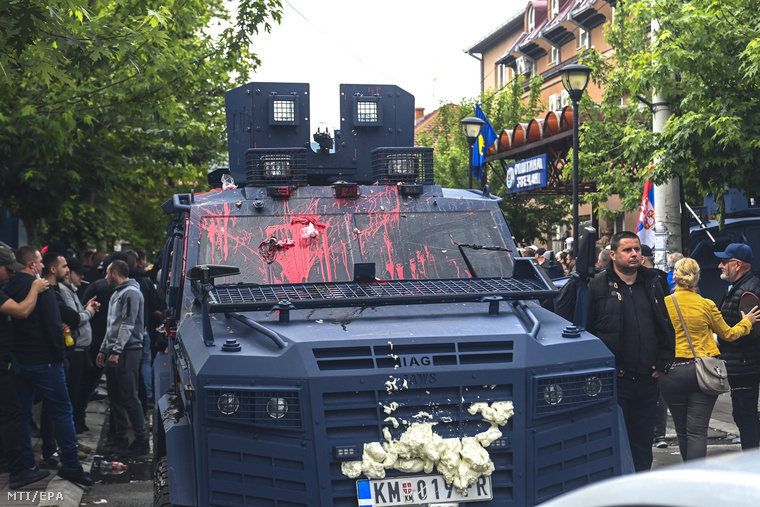 A koszovói különleges erők megrongált járműve a polgármesteri hivatal épületénél az észak-koszovói Zvecanban 2023