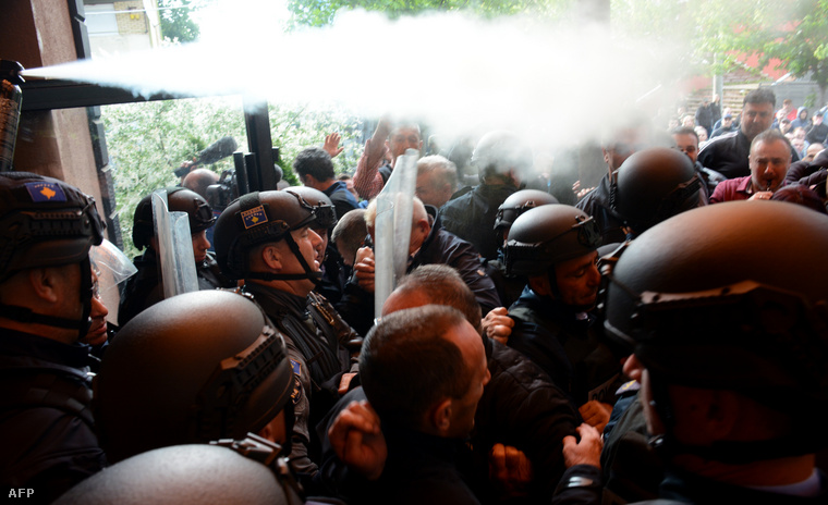 A rendőrség könnygázt vetett be a szerb etnikumúakkal való összecsapások során, akik a rendfenntartó erők Észak-Koszovóból való kivonását követelték az új albán polgármesterekkel együtt