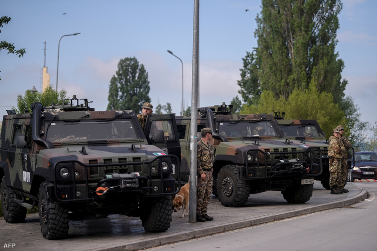 NATO-békefenntartók Mitrovicában 2023