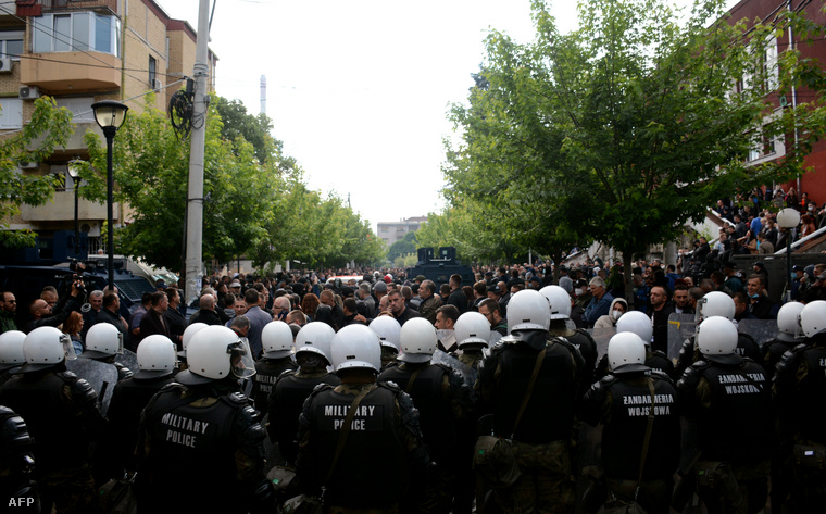 Koszovói rohamrendőrök és a KFOR katonai rendőrei biztosítják a bejutást egy zvecani önkormányzati épületbe, miközben koszovói szerbek gyülekeznek az épület előtt, miután a rendőrség segített az albán nemzetiségű polgármesterek beiktatásában a május 29-i vitatott választásokat követően 