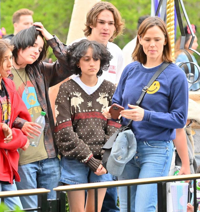 Jennifer Garner mellett közvetlenül Emme látható, a tinilány másik oldalán Seraphina látszik.