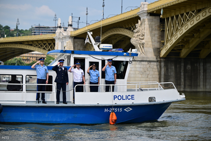 Terdik Tamás, Budapest rendőrfőkapitánya és a BRFK munkatársai tisztelegnek, miután a vízre helyeztek egy úszó koszorút a Hableány-hajószerencsétlenség áldozatainak emlékére a Margit híd pesti hídfőjénél 2023. május 30-án