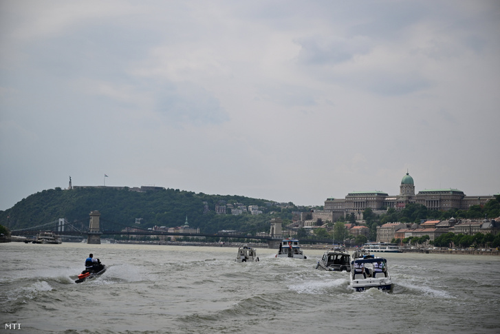 A Dunai Vízirendészeti Rendőrkapitányság hajói a Hableány-hajószerencsétlenség helyszínén tartott megemlékezésen a Margit híd pesti hídfőjének közelében 2023. május 30-án