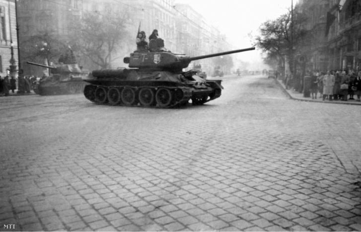 Kossuth-címeres magyar T-34/85 harckocsi a pesti utcán 1956-ban