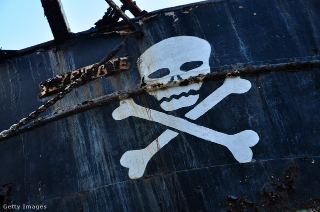Jolly Roger szimbólum egy régi hajó oldalán a Seychelle-szigeteken