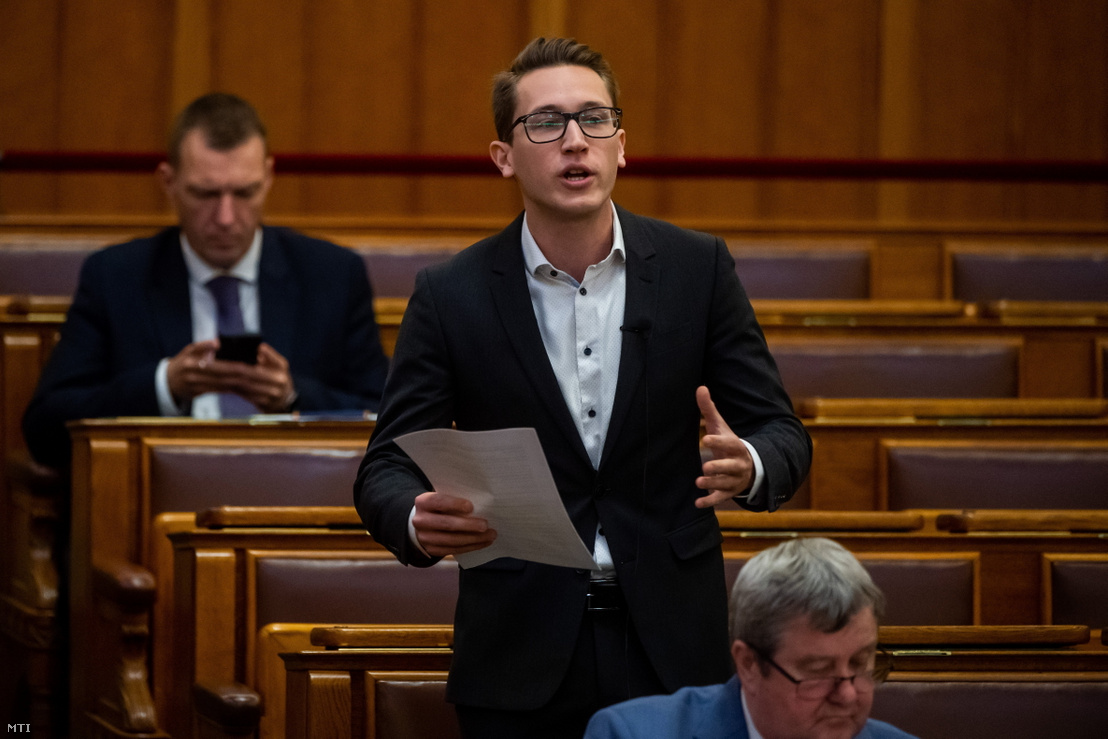Bedő Dávid, a Momentum képviselője napirend előtt szólal fel az Országgyűlés plenáris ülésén 2023. május 30-án