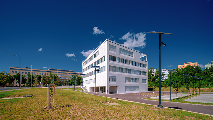 A pécsi orvosi campusával szemben épült Fogászati Oktatási Központ, ahol 2022 szeptemberétől folyik a képzés. (Fotó: Kalmár Lajos)
