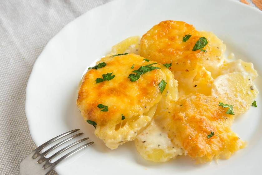 Ez a krémes, sajtos tepsis krumpli sok-sok hagymának köszönheti a szaftos állagát.