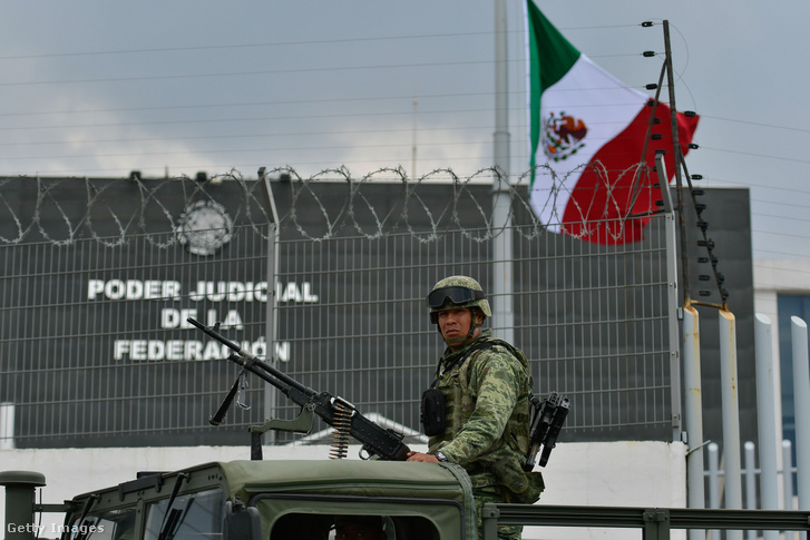 A Nemzeti Gárda és a katonaság emberei őrzik az El Altiplano 1. számú börtön környékét, ahol Héctor Luis El Güero Palma kábítószer-kereskedőt tartják fogva