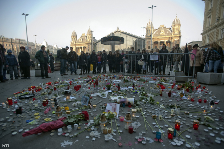 Emberek állnak a Nyugati téren 2011 januárjában, ahol gyertyákat és mécseseket gyújtottak arra emlékezve, hogy a West Balkán diszkóban január 16-ára virradó éjszaka három fiatal lány vesztette életét